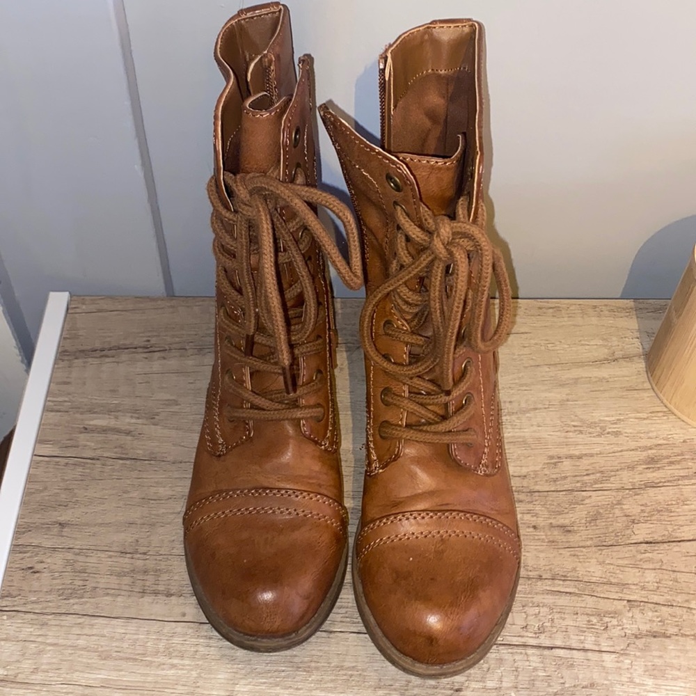 Combat boots